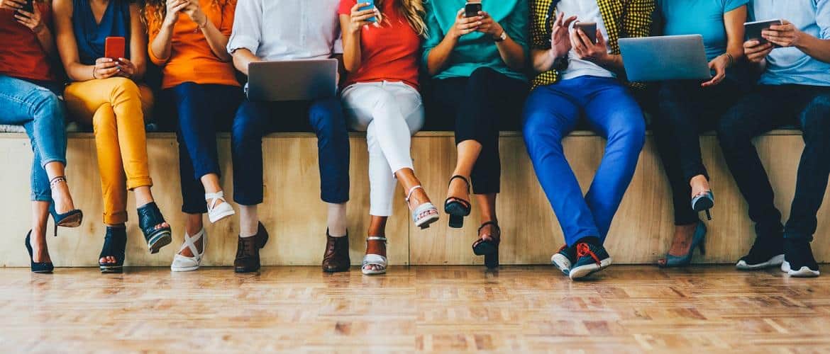 Várias pessoas sentadas mexendo em smartphones. No Brasil, número de dispositivos digitais deve chegar a 420 milhões em 2019
