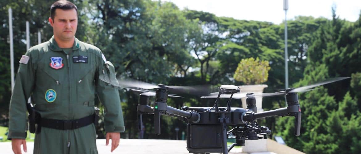 Policial de São Paulo com um drone. Equipamento será usado para segurança.