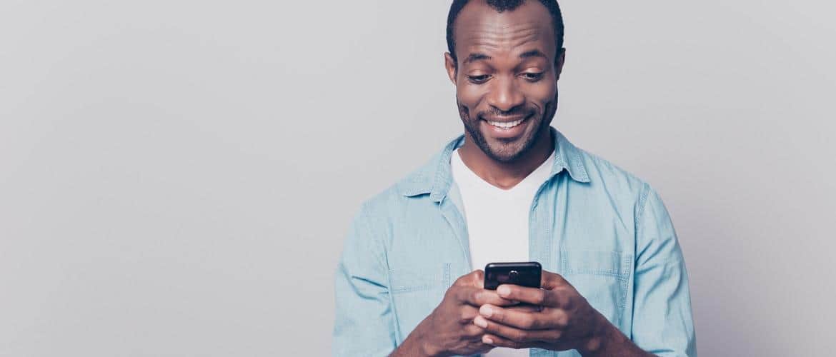 Homem negro segurando um smartphone - machine learning