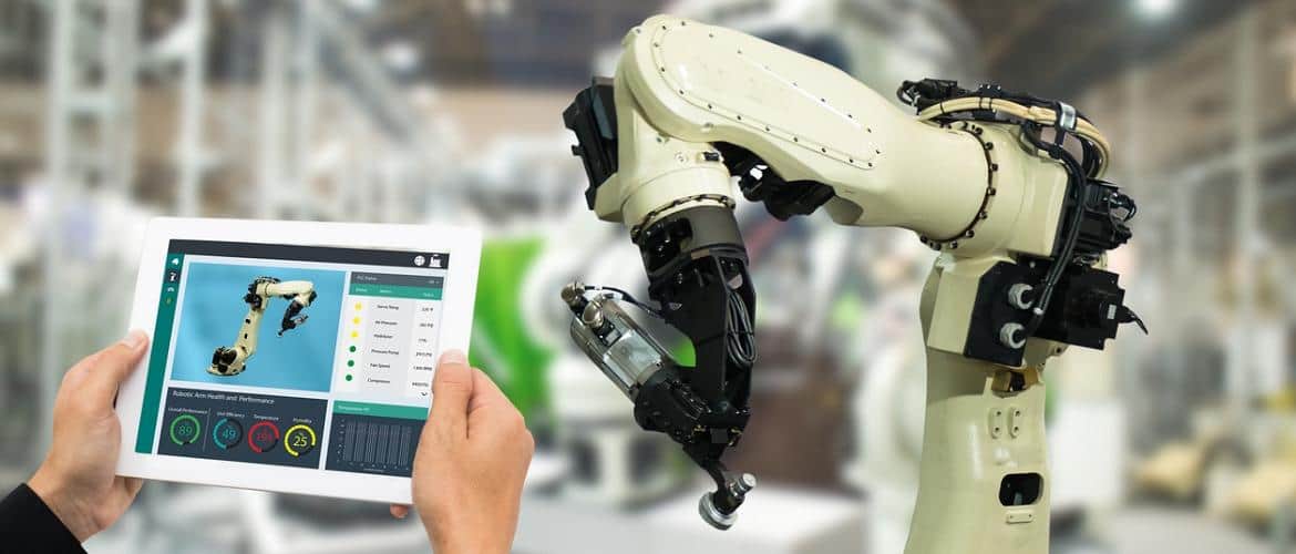Homem utiliza tablet para mexer em dispositivo iot