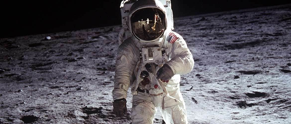 Astronauta Buzz Aldrin caminha na superfície da lua