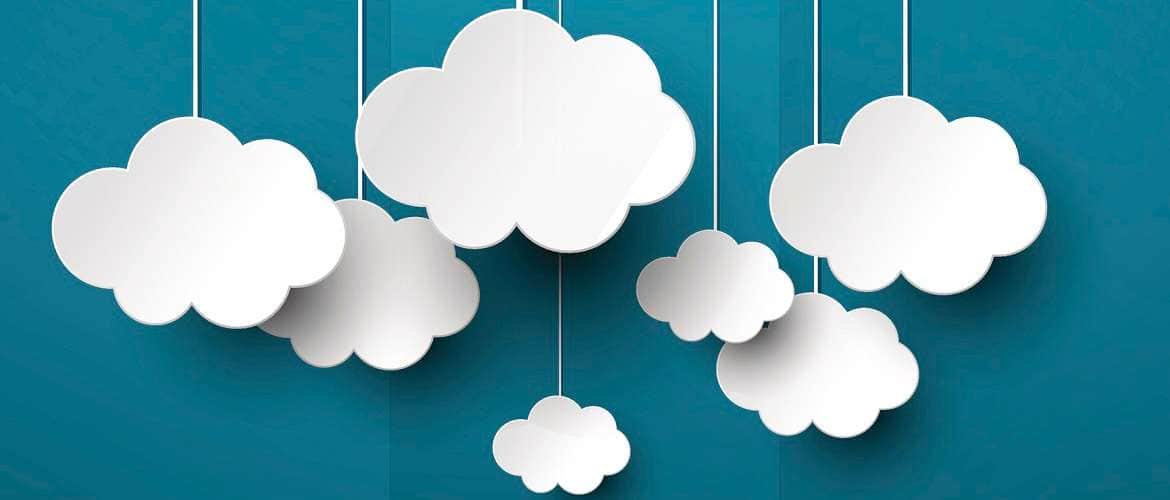 Imagem conceito de multicloud, com várias nuvens, de diferentes tamanhos, penduradas por fios