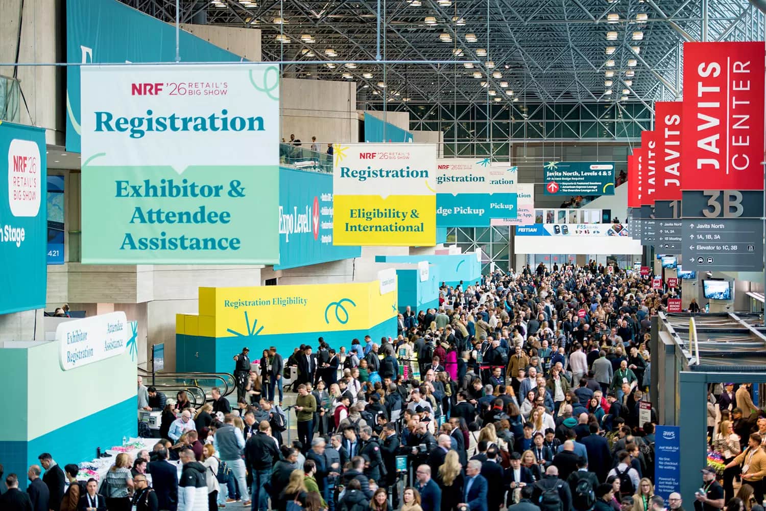 Grande evento NRF com grande movimentação de expositores e participantes na feira de varejo durante o NRF 26th Retail's Big Show