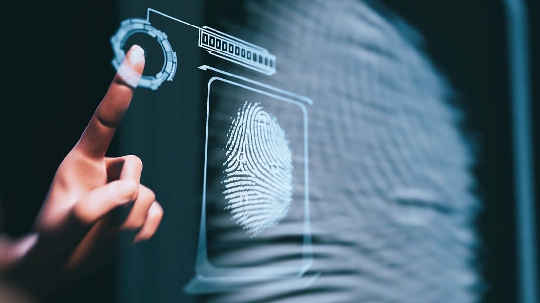 Pessoa usando biometria para acessar algo