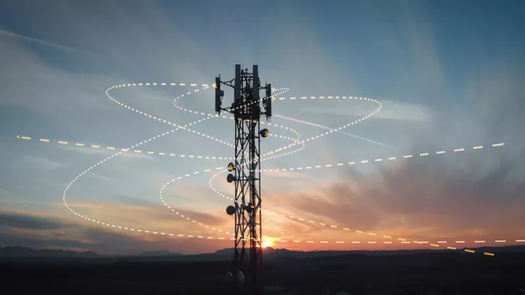 Antena de telecomunicações ao pôr do sol com ilustrações digitais de ondas de conexão ao redor, representando a sinergia entre 5G e Edge Computing.