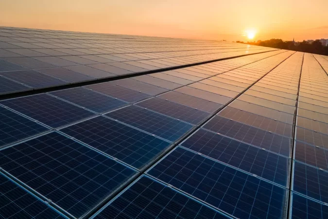 Painéis solares instalados para energia sustentável em uma área de telecomunicações, promovendo práticas ESG e eficiência energética.