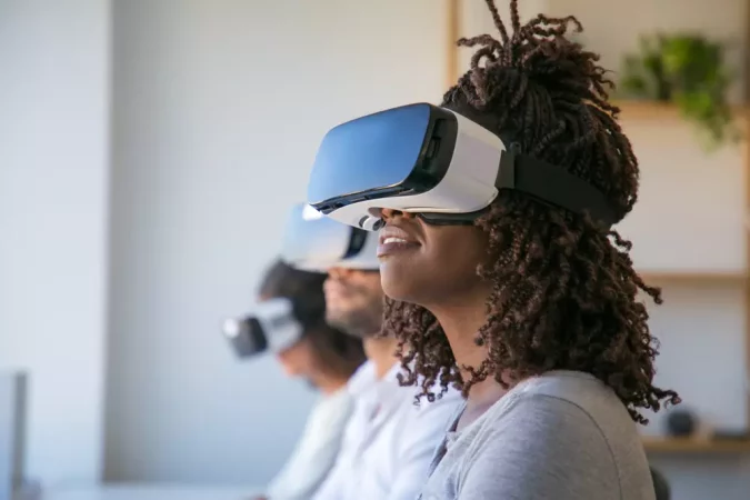 	
Pessoas usando óculos de realidade virtual participando de uma experiência no metaverso, símbolo das inovações tecnológicas que estão revolucionando o universo digital.
