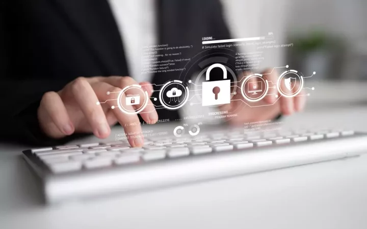 Uma pessoa digitando em um teclado de computador com ícones de segurança digital, privacidade e inovação, representando cidades inteligentes com foco na privacidade e tecnologia.