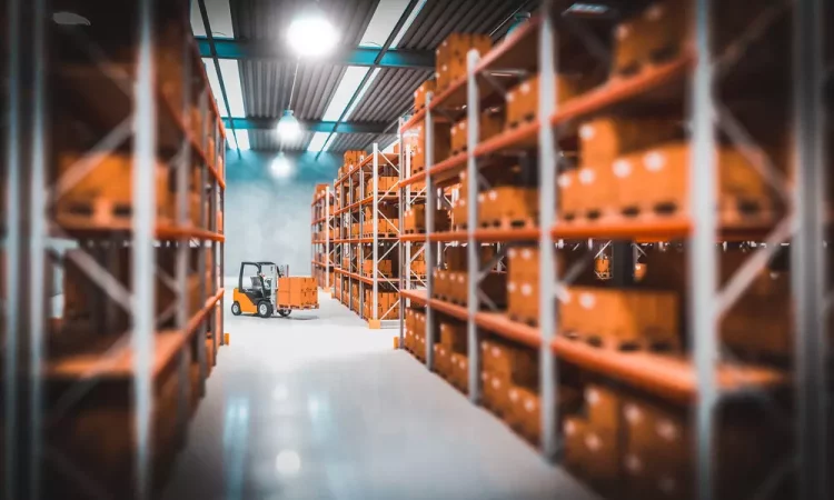 Setor de logística com instalações modernas que investem em tecnologia de computação quântica para otimizar processos e aumentar a eficiência na gestão de inventário.