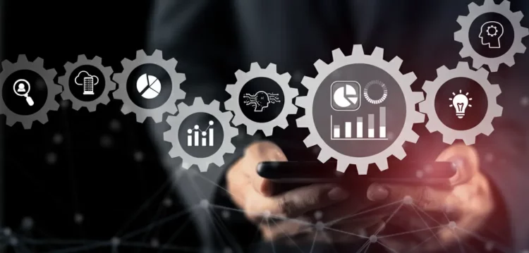 Imagem de um gestor usando um celular com ícones representando análise de dados, inovação e logística, destacando a importância do data lake na otimização de processos logísticos.