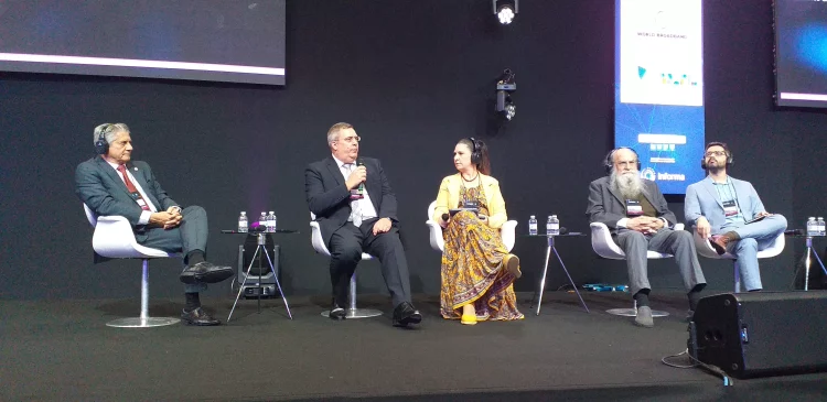 Painel de discussão sobre política pública de cibersegurança no Futurecom 2025 com palestrantes em palco