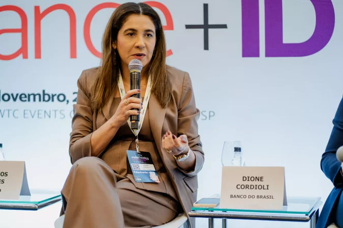 Dione Cordioli do Banco do Brasil participando de palestra no evento MobiMeeting sobre inovação financeira