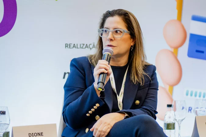 Natacha Litvinov do Google participando de uma palestra no evento MobiMeeting