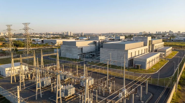 Data center localizado na região industrial do Sudeste brasileiro, integrado a estruturas de transmissão e subestação elétrica, evidenciando infraestrutura digital e oferta de energia.